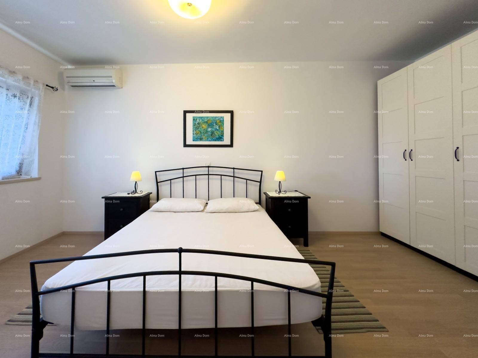 Geräumiges Schlafzimmer mit Doppelbett, Klimaanlage und großem weißen Kleiderschrank.