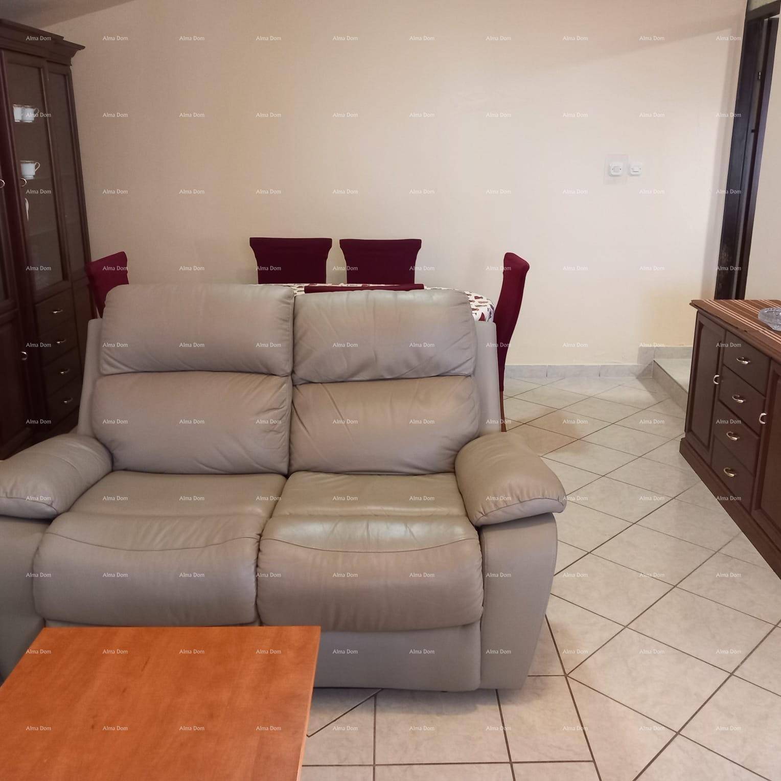 Geräumiger Wohn-Essbereich mit beigem Sofa und traditionellen Holzmöbeln.