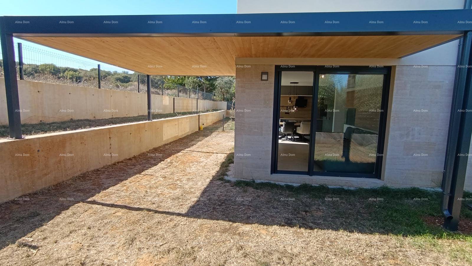 Geräumiger Garten mit Pergola und Zugang zum Haus, ideal für Entspannung im Freien.