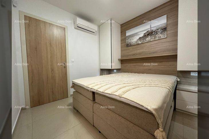 Schlafzimmer mit Doppelbett, Holzvertäfelung, Klimaanlage und hellem Fliesenboden.