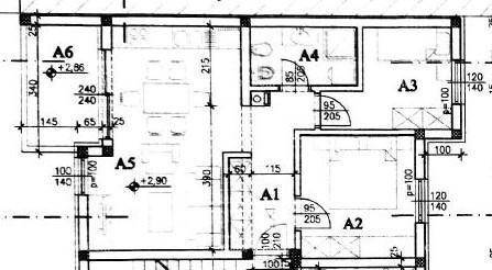 Detaillierter Grundriss einer Wohnung mit mehreren Räumen und Balkon.