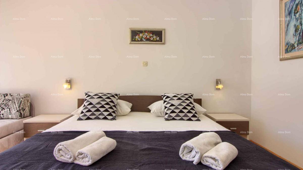 Gemütliches Schlafzimmer mit Doppelbett, Nachttischen und dezenter Wandbeleuchtung.