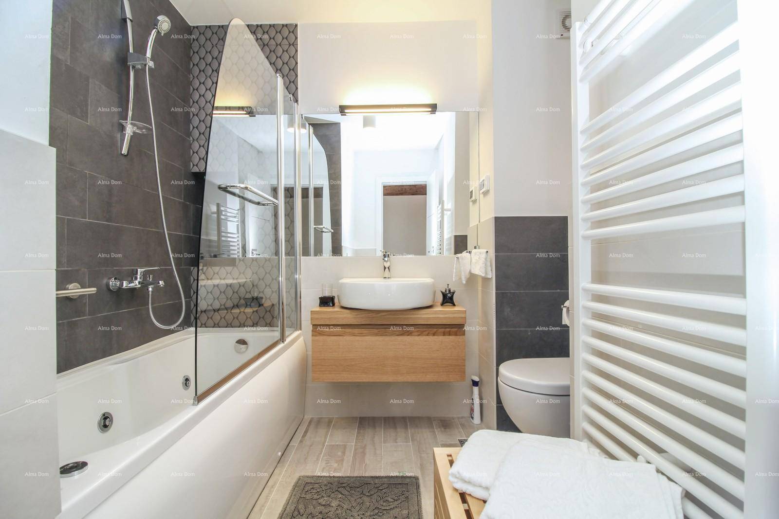 Modernes Badezimmer mit Badewanne, Dusche, Holzwaschtisch und beheiztem Handtuchhalter.