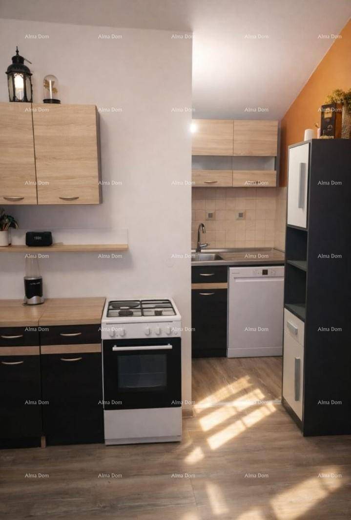 Moderne Küchenzeile mit Gasherd, Spülmaschine und praktischen Schränken in Schwarz und Holzoptik.
