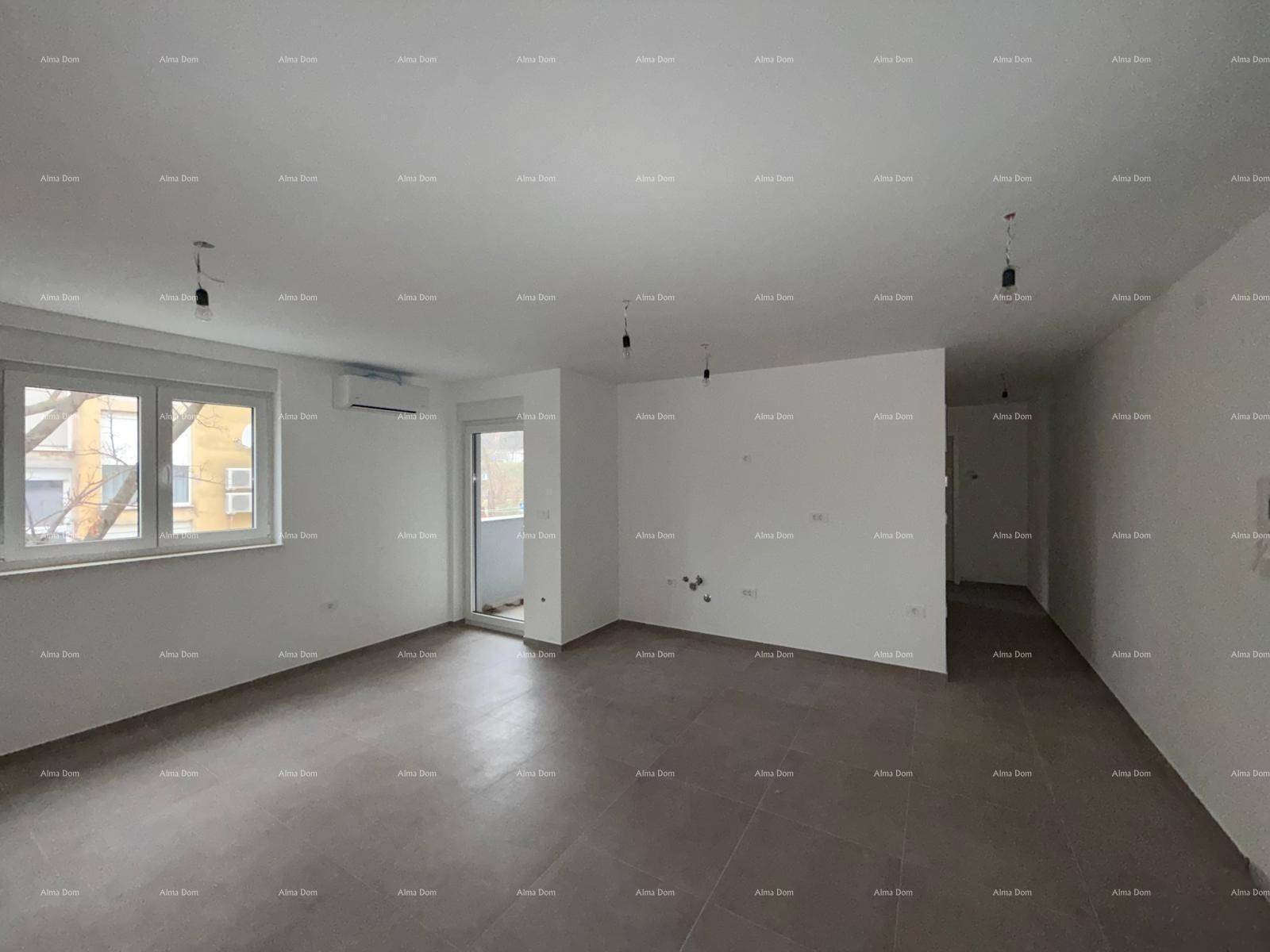 Geräumiges, leeres Wohnzimmer mit Fliesenboden, Klimaanlage und Balkonzugang.