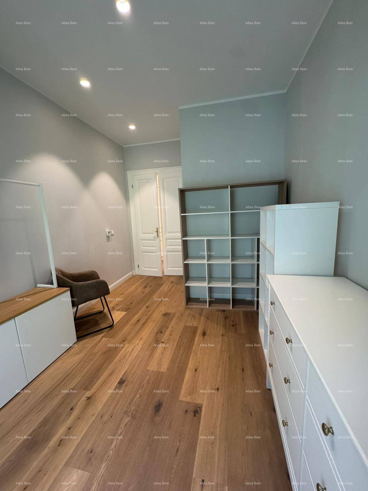 Geräumiges Zimmer mit Holzboden, Einbauregalen und heller Wandfarbe, vielseitig nutzbar.