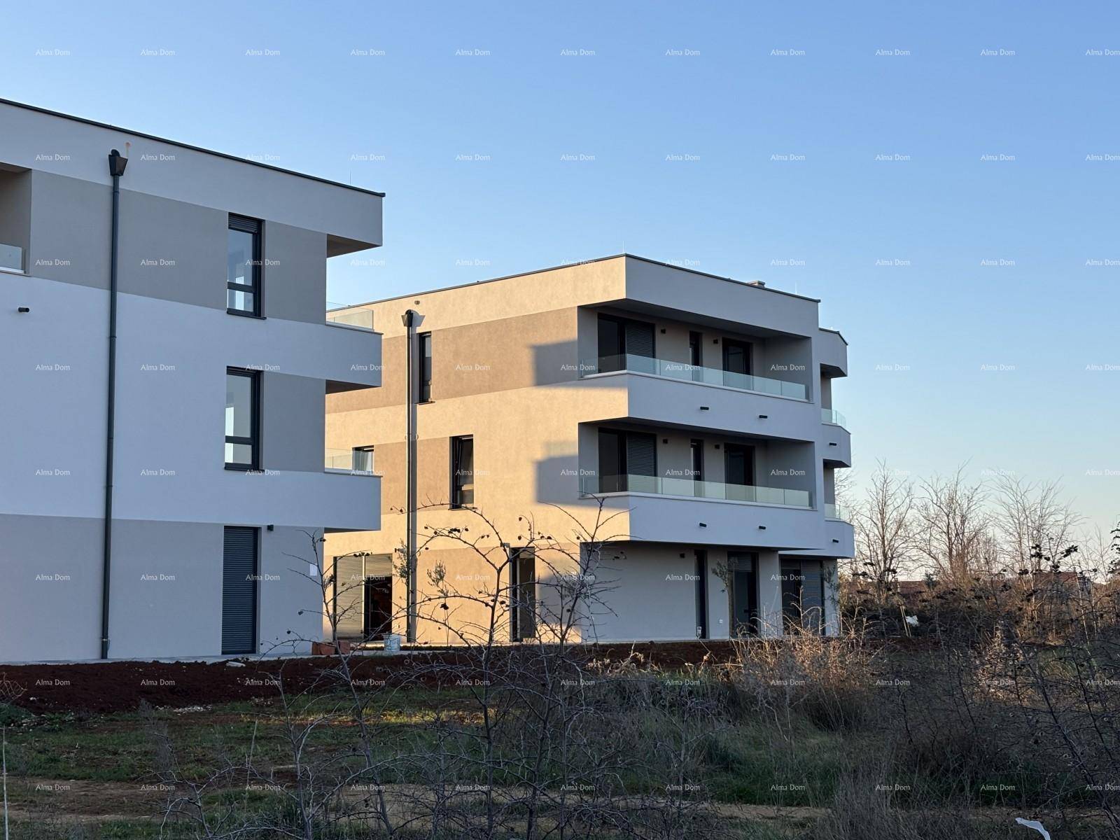 Zwei moderne Apartmentgebäude mit Balkonen, aufgenommen während der Bauphase.