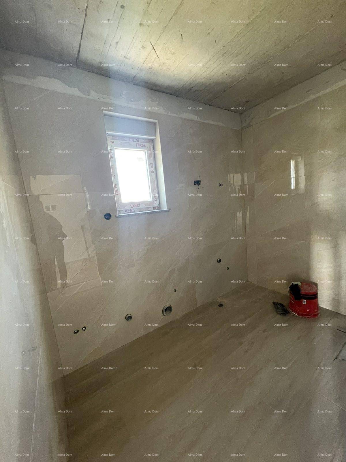 Badezimmer im Rohbau mit hellen Fliesen an Wänden und Boden, inklusive Fenster und Anschlüssen.