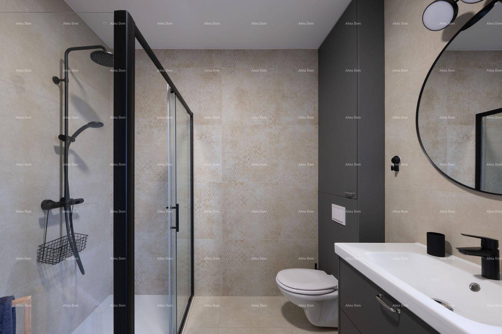 Modernes Badezimmer mit Duschkabine, Waschtisch und Hänge-WC in neutralen Farben.