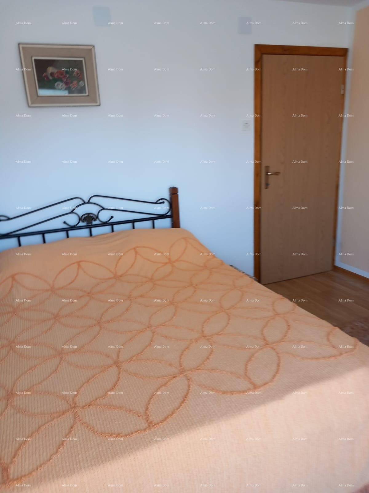 Schlafzimmer mit Metallbett und schlichter Einrichtung, bietet eine ruhige Rückzugsmöglichkeit.