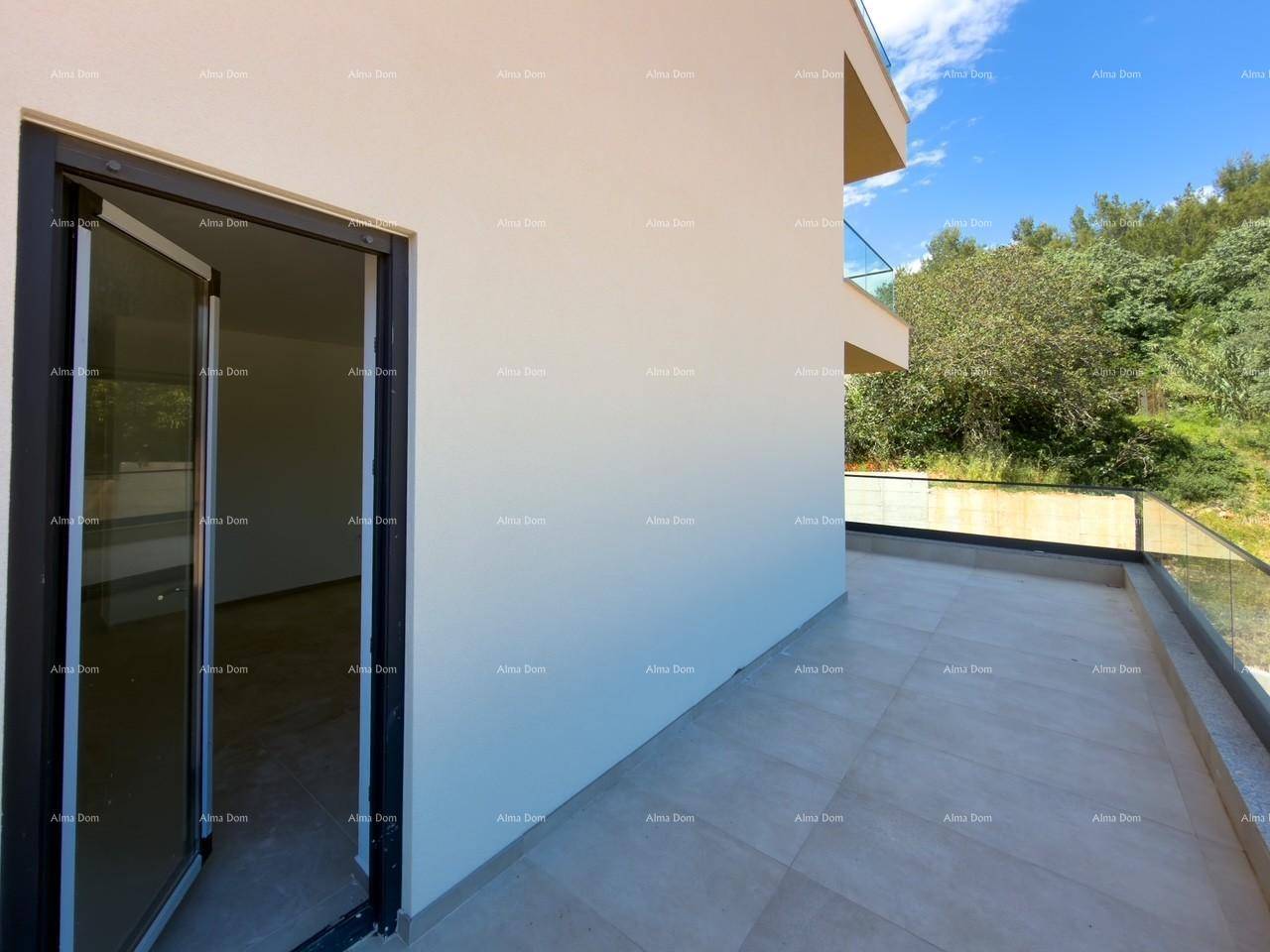 Außenansicht des Gebäudes von der Terrasse, mit offener Glastür zum Innenbereich.