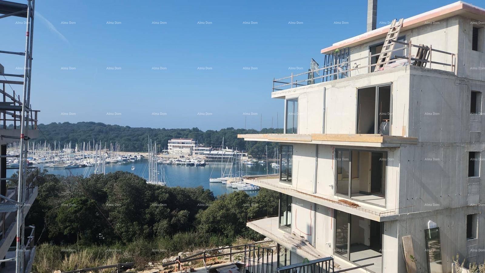 Im Bau befindliches Gebäude mit moderner Architektur und weitem Blick auf den Yachthafen.