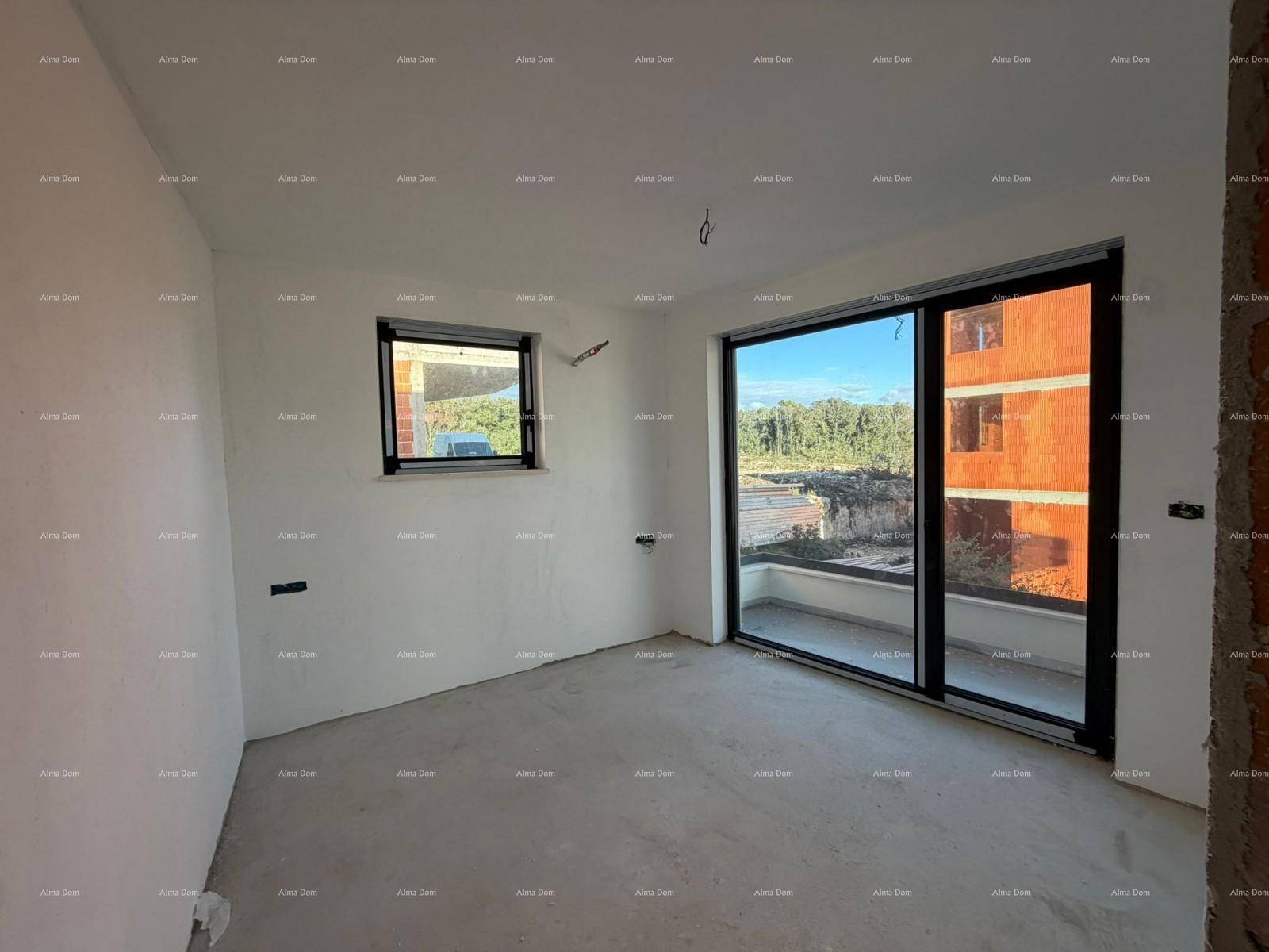 Heller, unfertiger Raum mit großem Fenster und Zugang zu einem potenziellen Balkon.