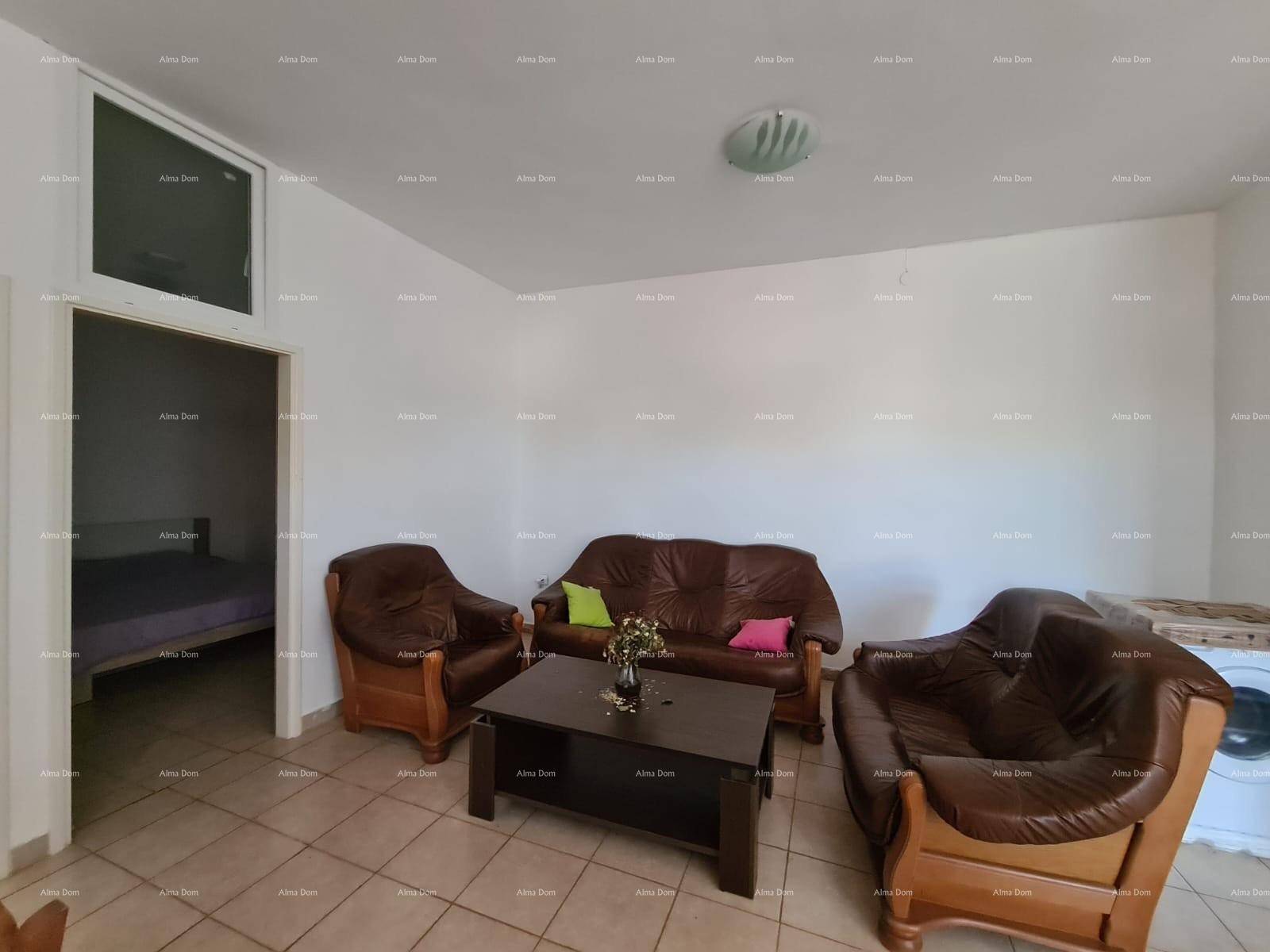 Geräumiges Wohnzimmer mit Ledersofas und Couchtisch, das einen gemütlichen Aufenthaltsbereich bietet.
