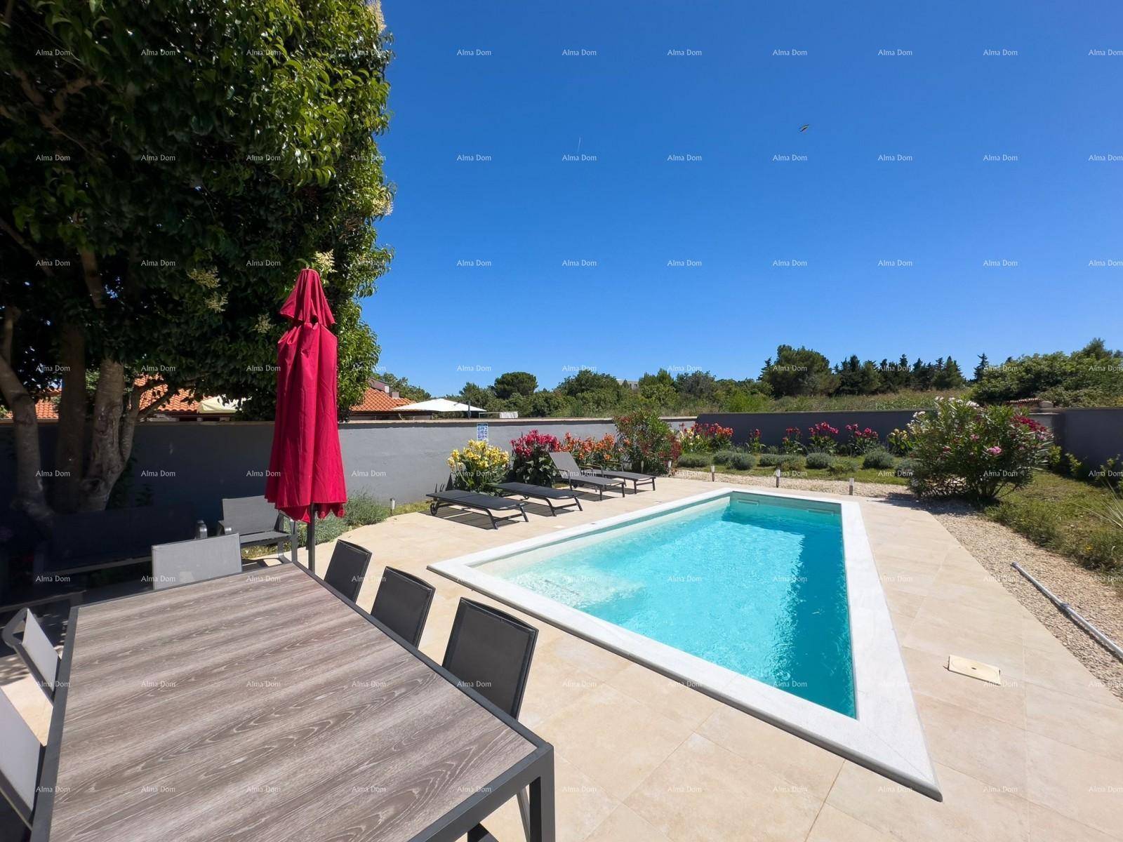 Einladender Essbereich im Freien mit Poolblick, umgeben von mediterraner Vegetation und Sonnenschirmen.