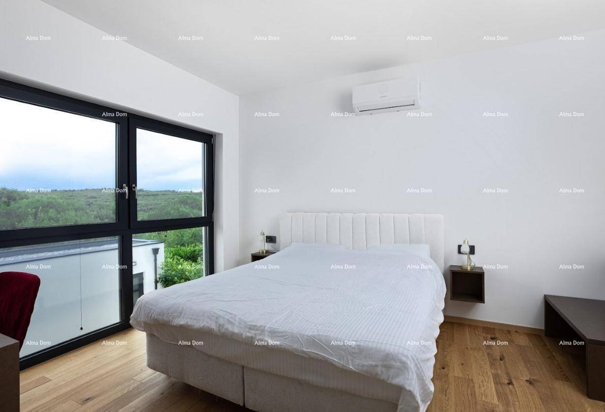 Helles Schlafzimmer mit Holzboden, großem Fenster und Blick ins Grüne.