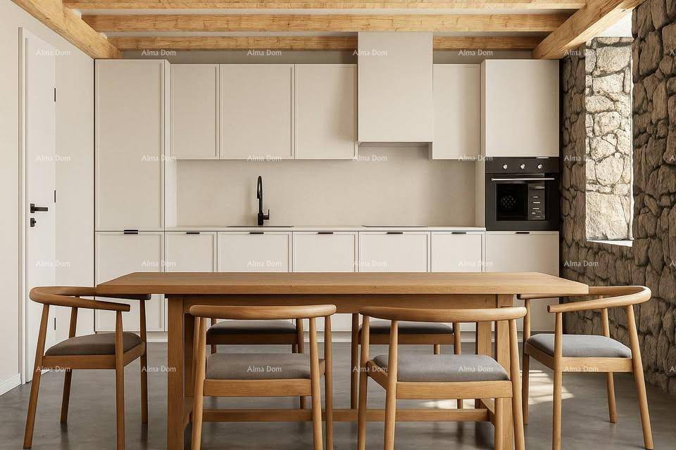 Helle, moderne Küche mit Holztisch, passenden Stühlen und einer Steinwand.