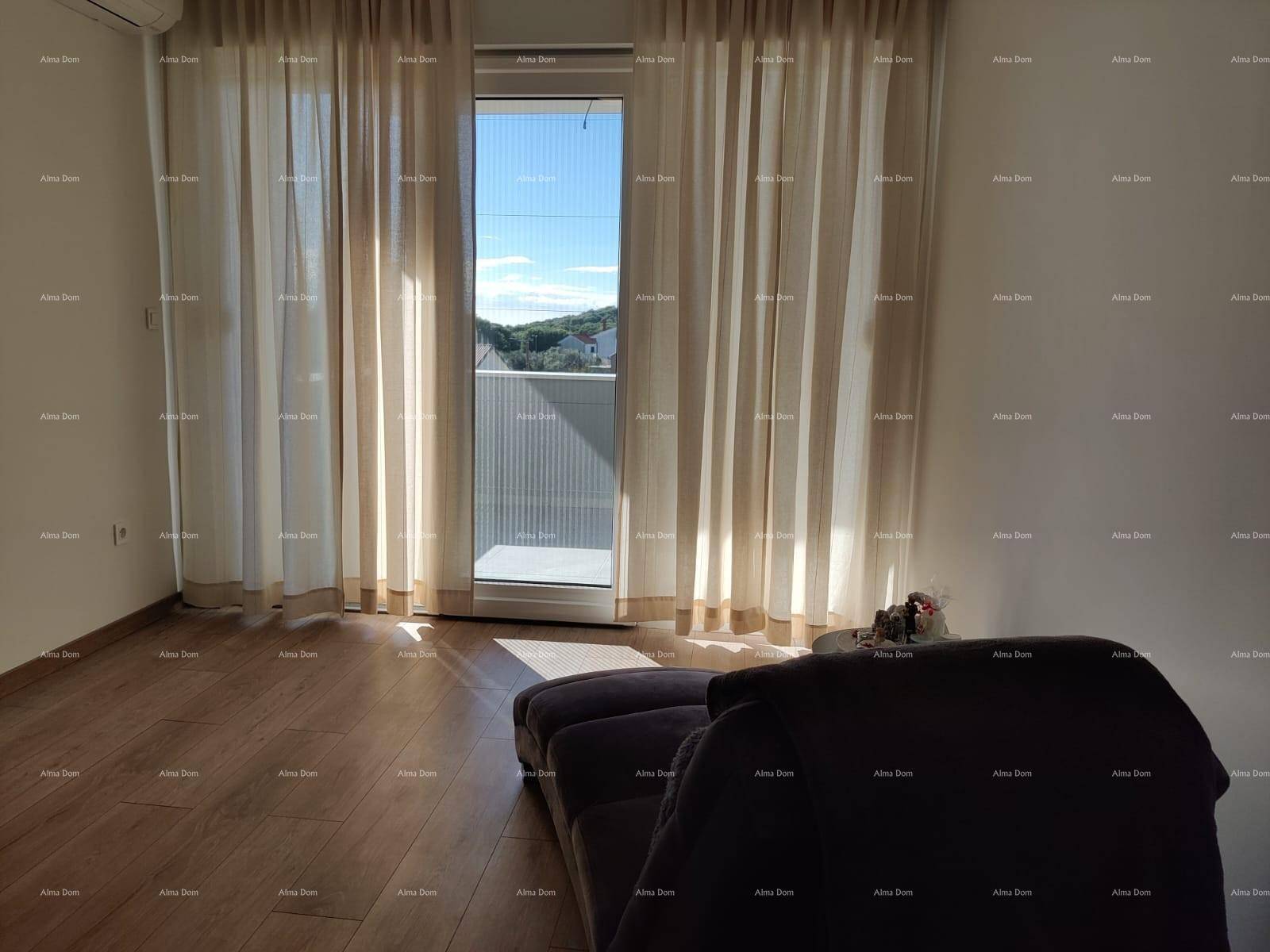 Heller Wohnbereich mit Holzboden und Zugang zu einem Balkon oder einer Terrasse.