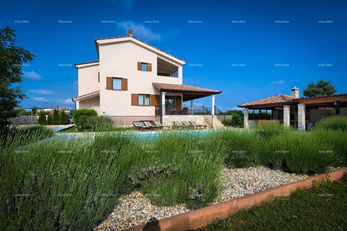 Außenansicht des Hauses mit Poolbereich, umgeben von mediterraner Bepflanzung.