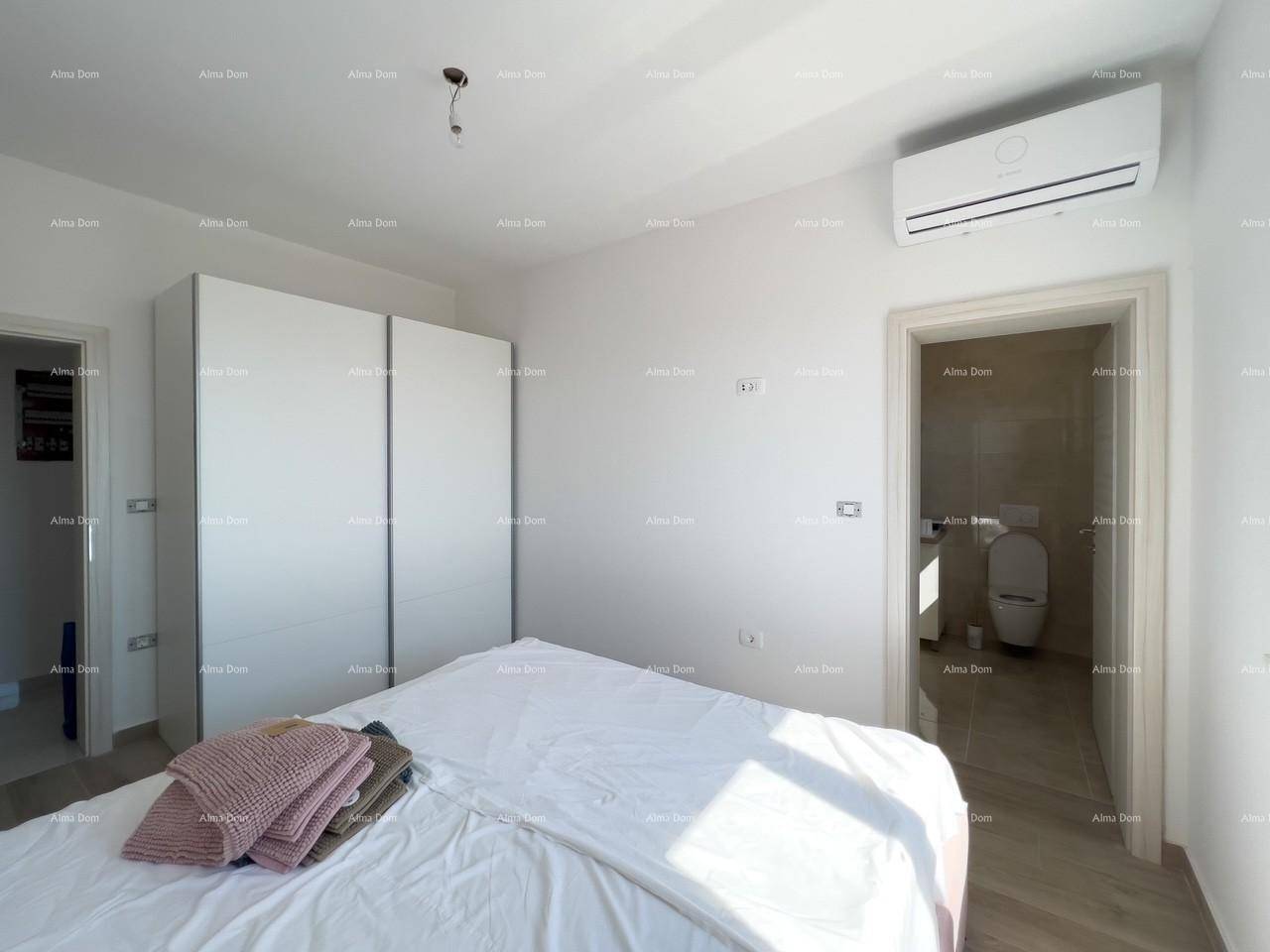 Schlafzimmer mit weißem Kleiderschrank und direktem Zugang zu einem modernen Badezimmer.
