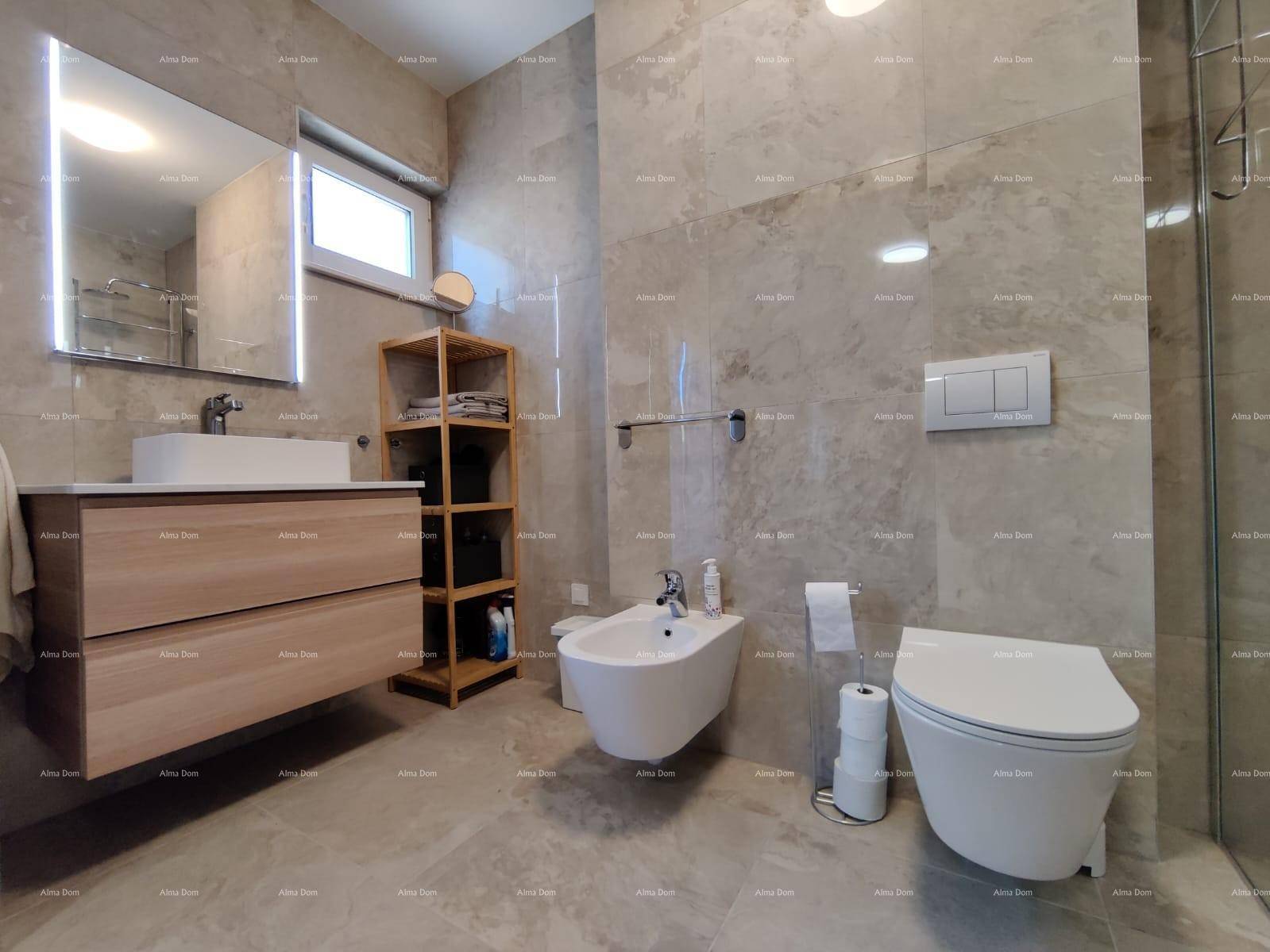 Modernes Badezimmer mit großformatigen Fliesen, Holzwaschtisch, WC und Bidet.