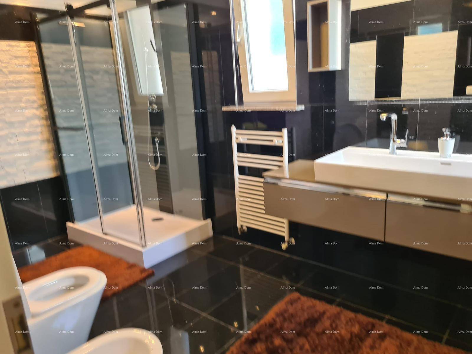 Elegantes Badezimmer mit großer Duschkabine, modernem Waschtisch und dunklen Fliesen.