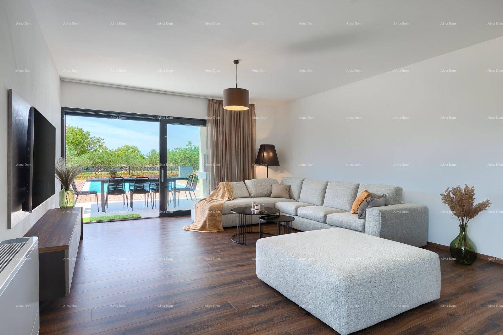 Geräumiges Wohnzimmer mit großem Ecksofa, Holzboden und Schiebetüren zur Poolterrasse.
