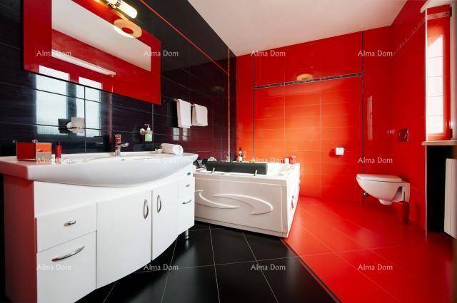 Modernes Badezimmer in Rot und Schwarz mit Whirlpool, Doppelwaschbecken und Wand-WC.