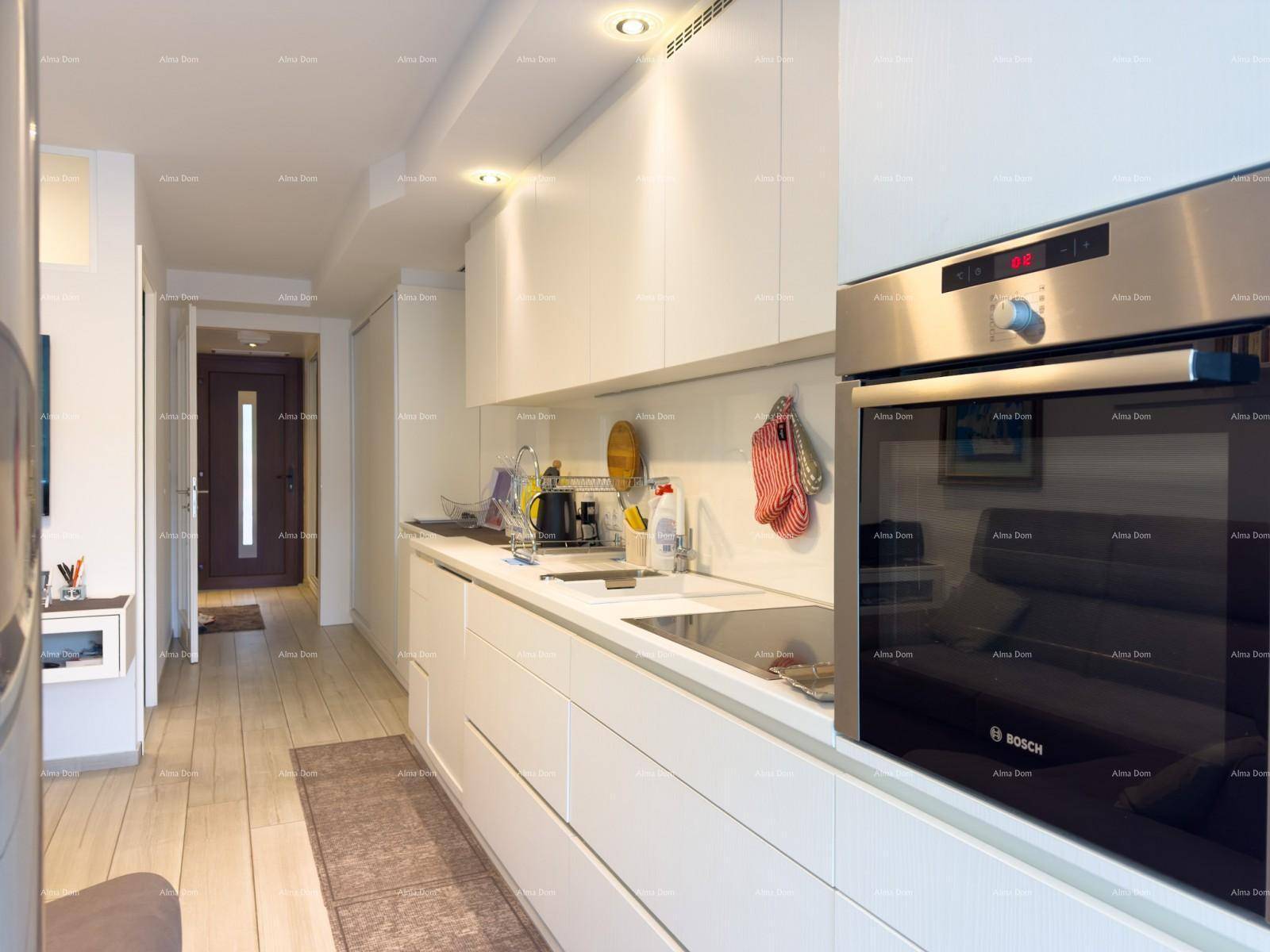 Moderne Einbauküche mit Bosch-Backofen und Blick auf den Flur und Eingangsbereich.