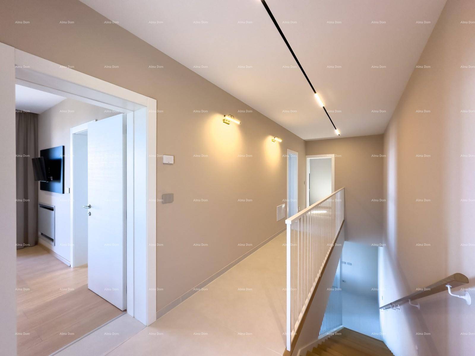 Heller Flur mit Zugang zu weiteren Räumen und Blick auf die untere Etage.