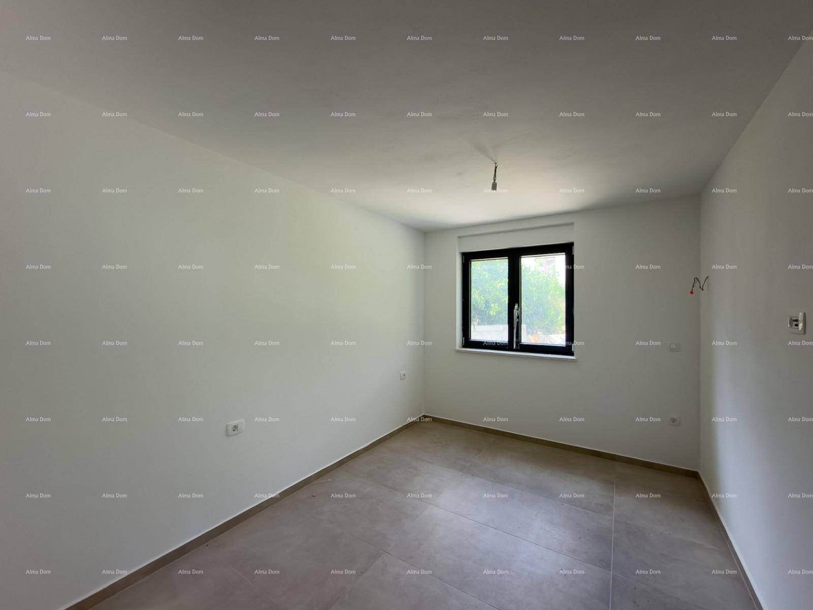 Leeres Schlafzimmer mit Fliesenboden und Fenster, das viel Tageslicht hereinlässt.
