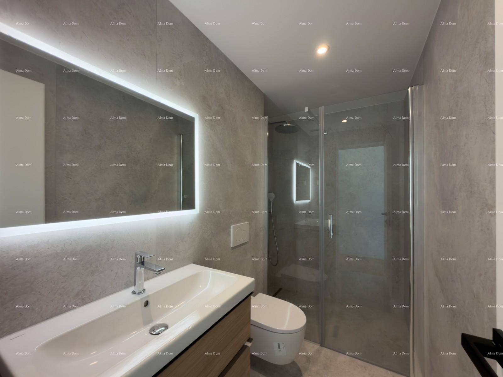 Modernes Badezimmer mit großem beleuchtetem Spiegel, Waschtisch und begehbarer Dusche.