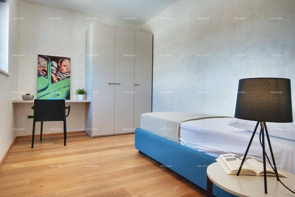Schlafzimmer mit Einzelbett, Schreibtisch, Einbauschrank und Holzboden.