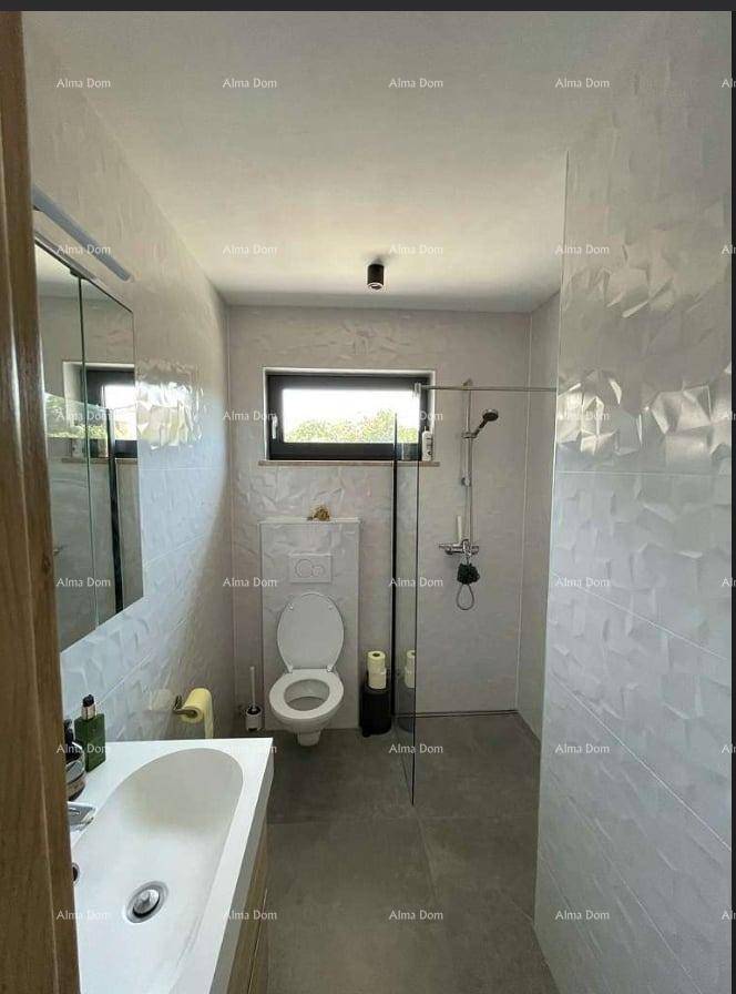 Helles Badezimmer mit moderner Dusche, Waschbecken und Fenster.