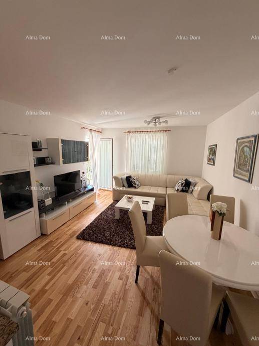 Geräumiger Wohn-Essbereich mit hellem Sofa, modernem Esstisch und Parkettboden.