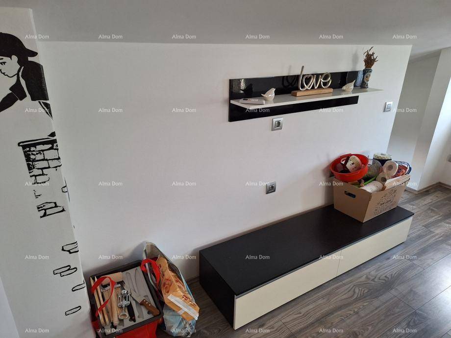 Dekorierte Wand mit einer Ablage und einer Sitzbank in einem hellen Innenraum.
