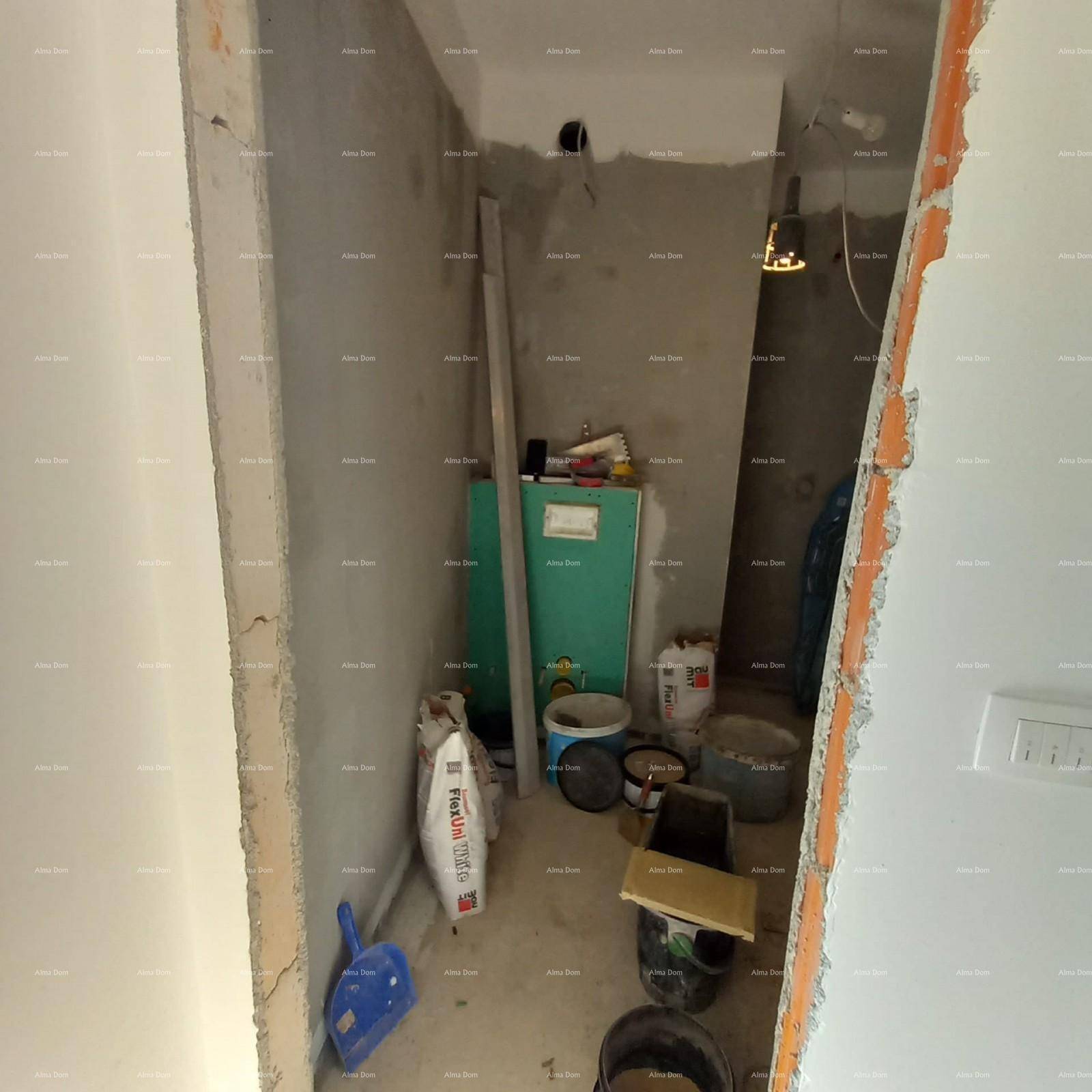 Unfertiger Raum im Bauzustand mit Baumaterialien und Werkzeugen.