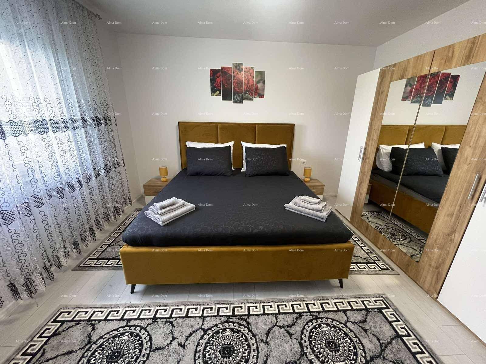 Modernes Schlafzimmer mit Doppelbett, Spiegelschrank, Laminatboden und farbenfroher Dekoration.