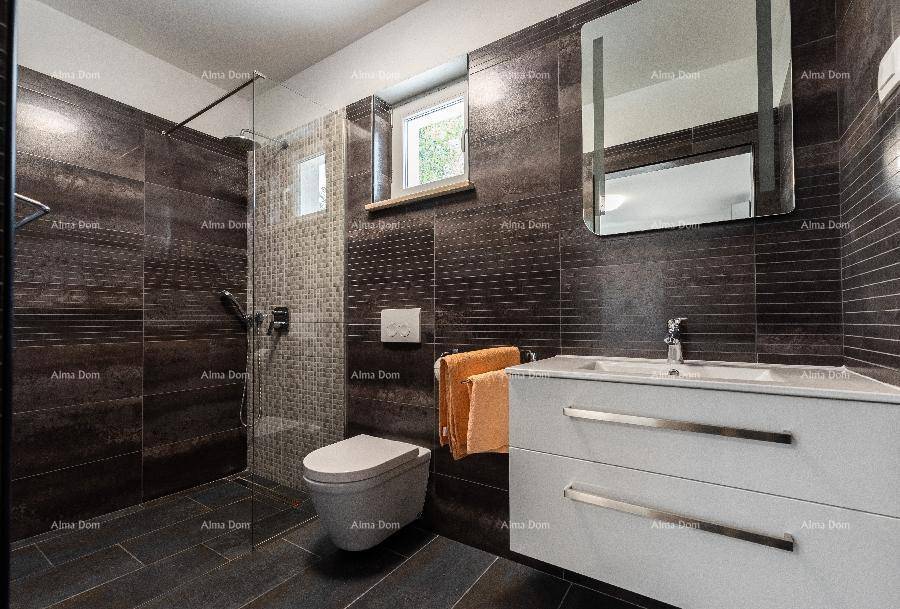 Elegantes Badezimmer mit begehbarer Dusche, Hänge-WC und dunklen Fliesen.