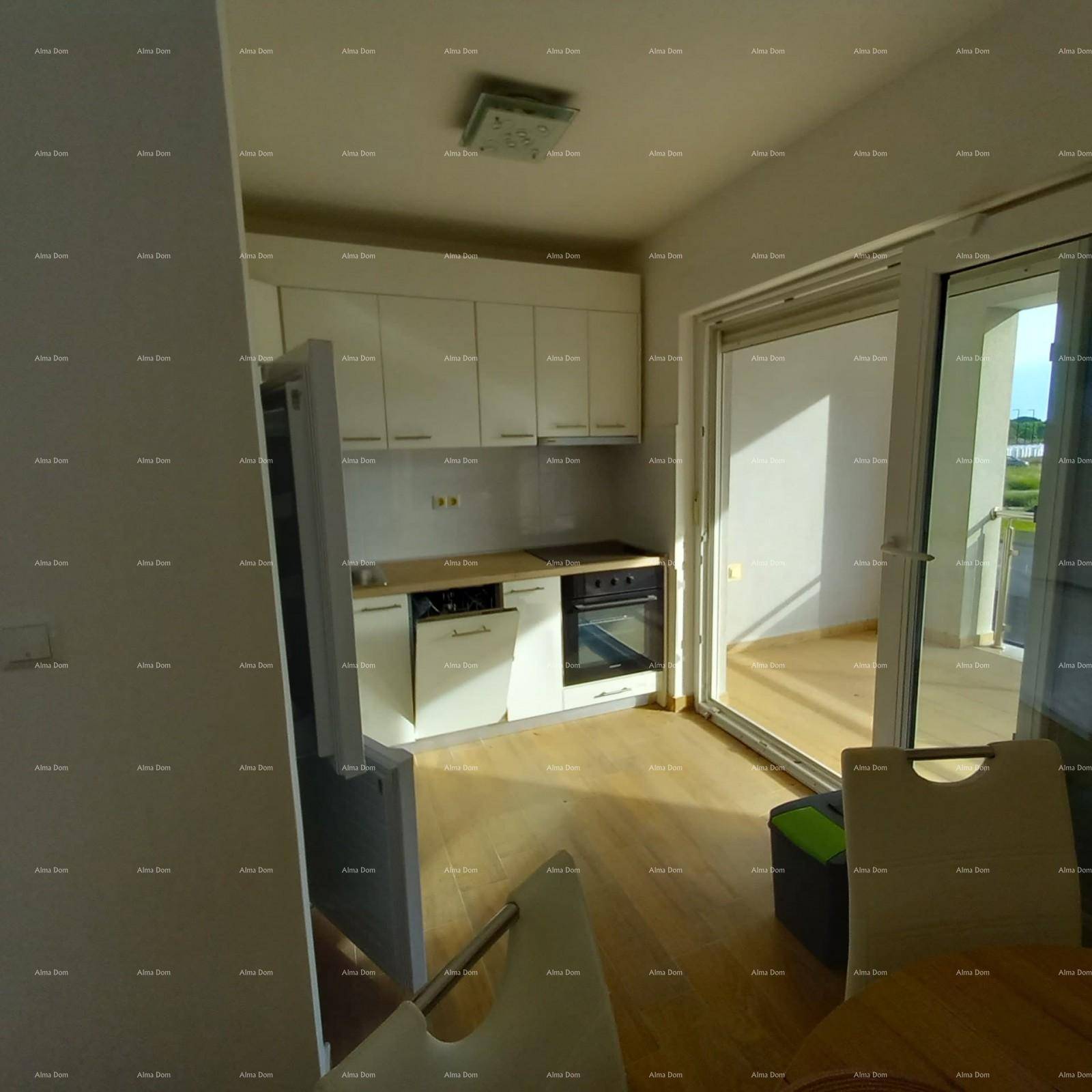 Moderne Küche mit weißen Schränken, Holzarbeitsplatte und Zugang zu einem sonnigen Balkon oder einer Terrasse.