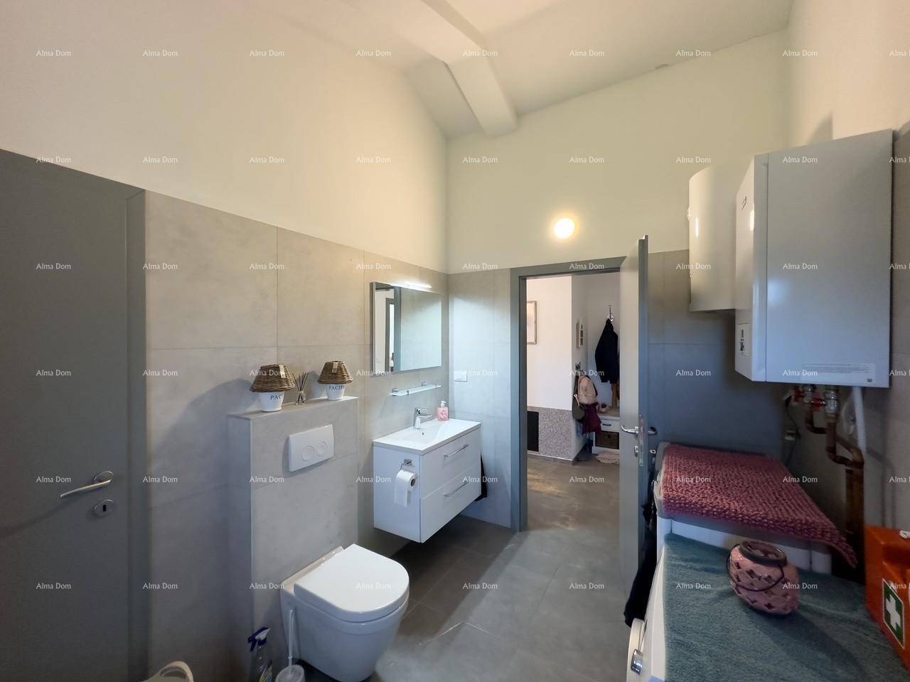 Helles Badezimmer mit modernem Design, wandhängendem WC und Waschbecken.
