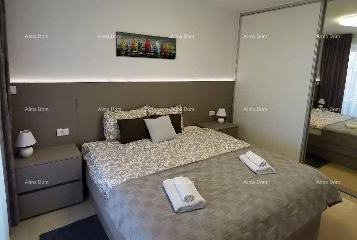 Komfortables Schlafzimmer mit Doppelbett, Nachttischen und großem Spiegelschrank.