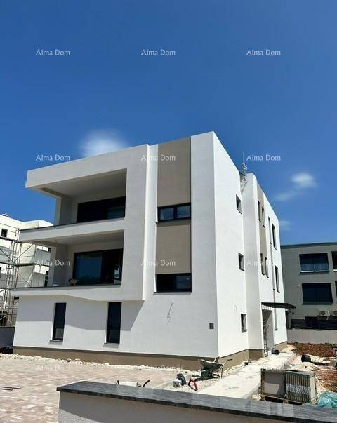 Neubau mit moderner Architektur und großen Balkonen, noch im Bau.
