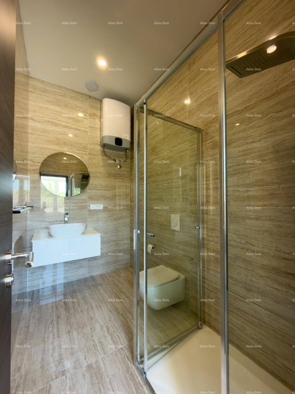 Elegantes Badezimmer mit geräumiger Duschkabine, modernem Design und hochwertigen Fliesen.