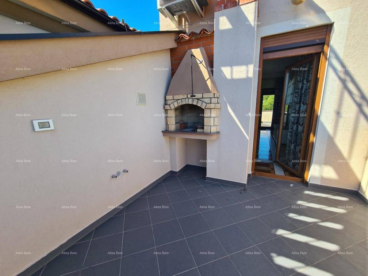 Geräumige Terrasse mit gemauertem Grill und Fliesenboden, ideal für Mahlzeiten im Freien.