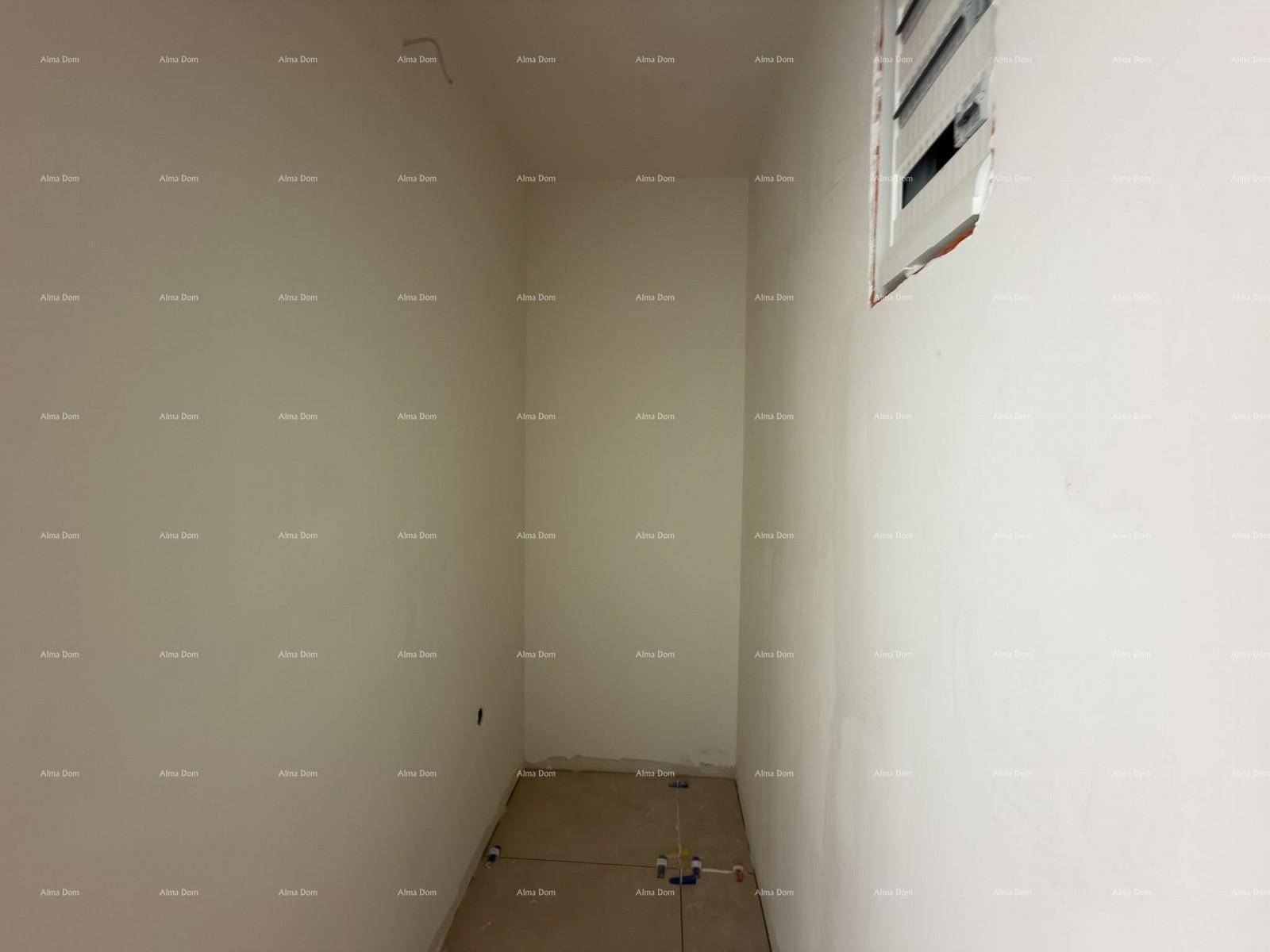 Kleiner, unmöblierter Raum im Rohbau mit Fenster und Fliesenboden, ideal als Abstellraum.