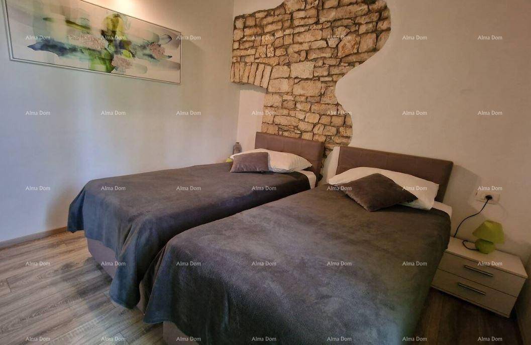 Helles Schlafzimmer mit zwei Einzelbetten, Steinwandakzent und modernem Dekor.