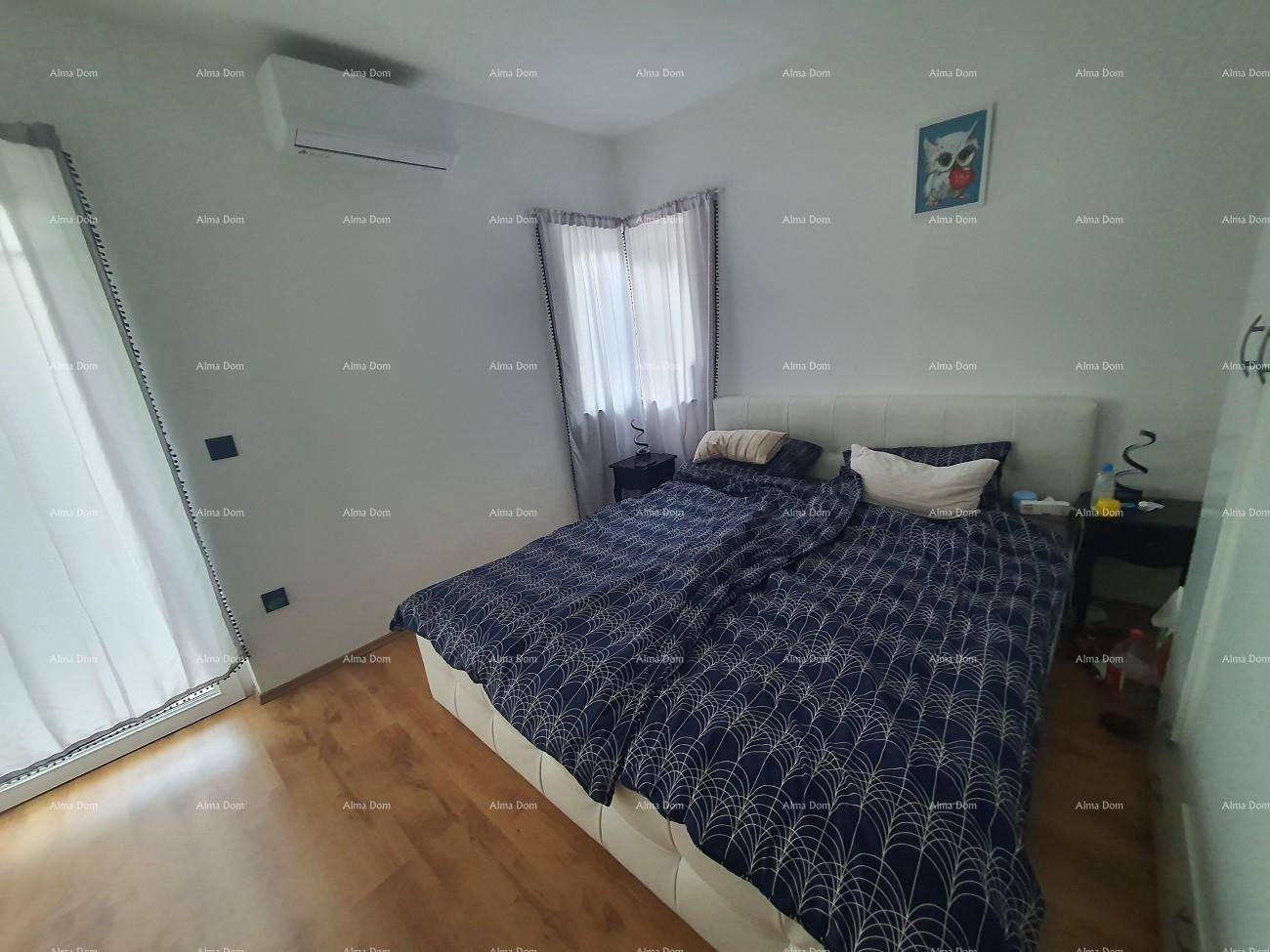 Gemütliches Schlafzimmer mit Doppelbett, Holzboden und Klimaanlage, hell und einladend.