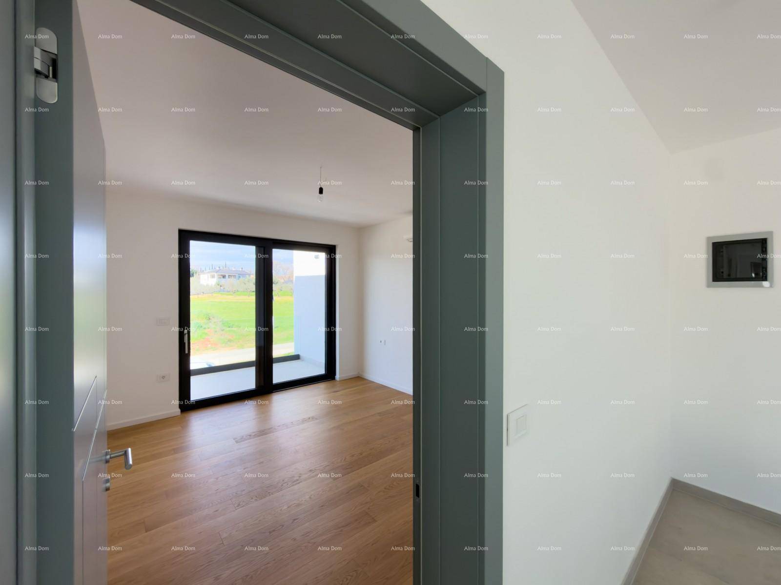 Heller Innenraum mit Holzboden und großen Glasschiebetüren, die viel Tageslicht hereinlassen.