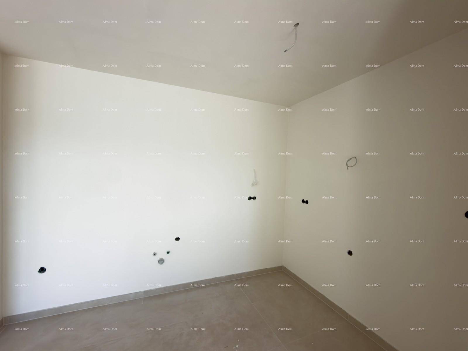 Unmöblierter Raum im Rohbau mit hellen Wänden und Fliesenboden, bereit für die Gestaltung.